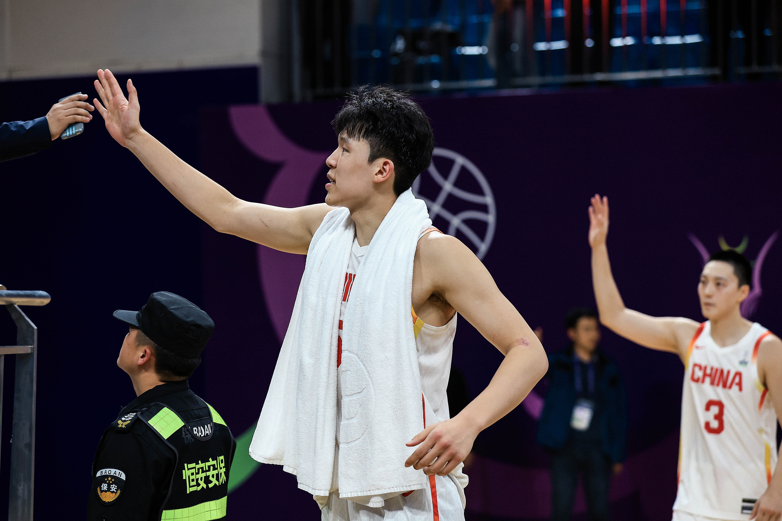 中国男篮运动员飞赴海外参加高水平训练营 中国男篮运动员飞赴海外参加高水平训练营