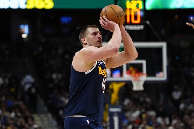 乐鱼体育：战术分析：掘金队如何利用约基奇的组织能力，提升进攻效率？的简单介绍